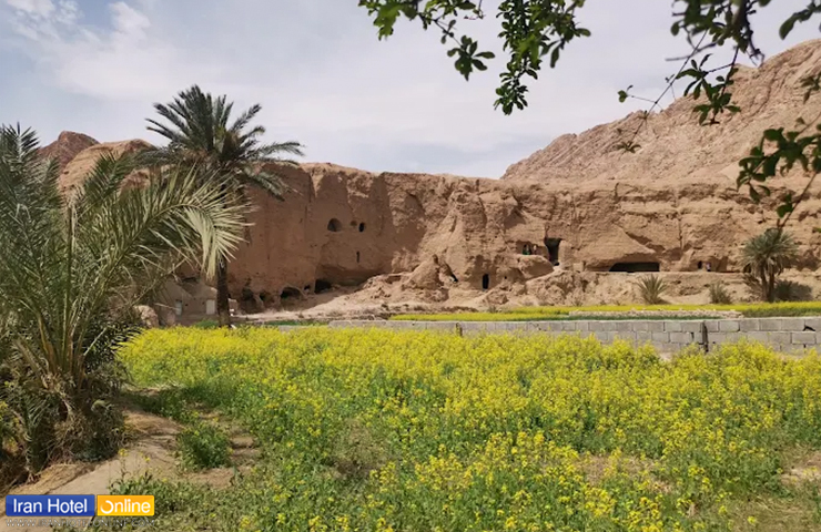 تصویری از روستای ازمیغان طبس با طبیعت سرسبز و آثار تاریخی