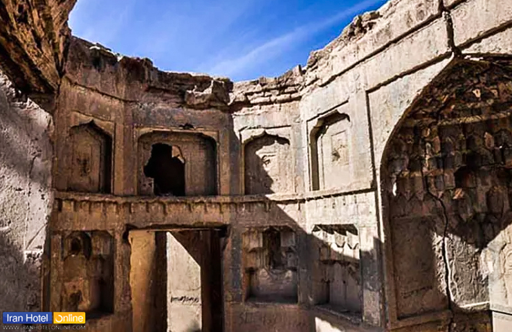 نمایی زیبا از معماری باشکوه و بقایای قلعه بهارستان بیرجند در یک روز آفتابی