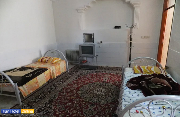 عکسی از اتاق دو نفره هتل دو ستاره بهمن طبس