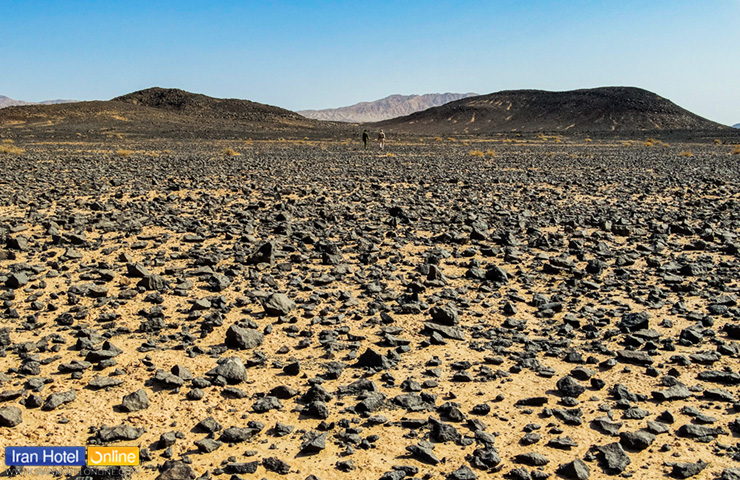 سنگ های سیاه بزرگ بر پهنه‌ی دشت های کویری طبس
