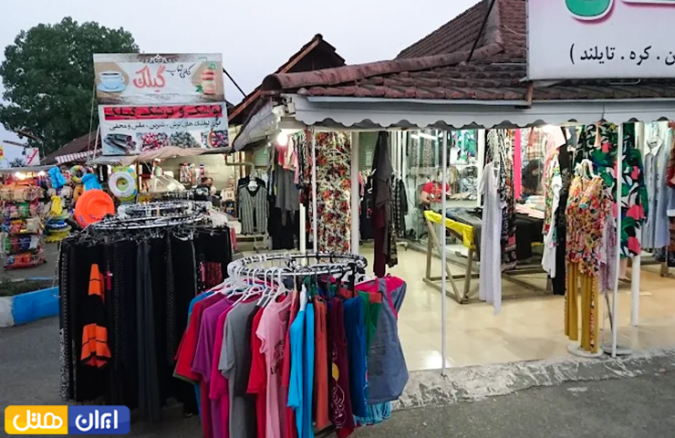 مراکز خرید بندر انزلی؛ معرفی بازارها و پاساژهای انزلی + عکس 10 غرفههای فروش لباس در بازار ساحلی آسیای میانه بندر انزلی