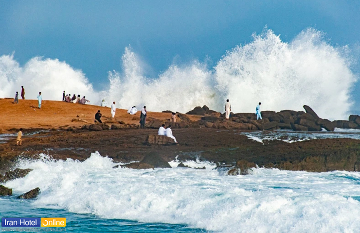 تصویری جذاب و مهیج از فوارهای بلند شده در ساحل صخره‌ای چابهار