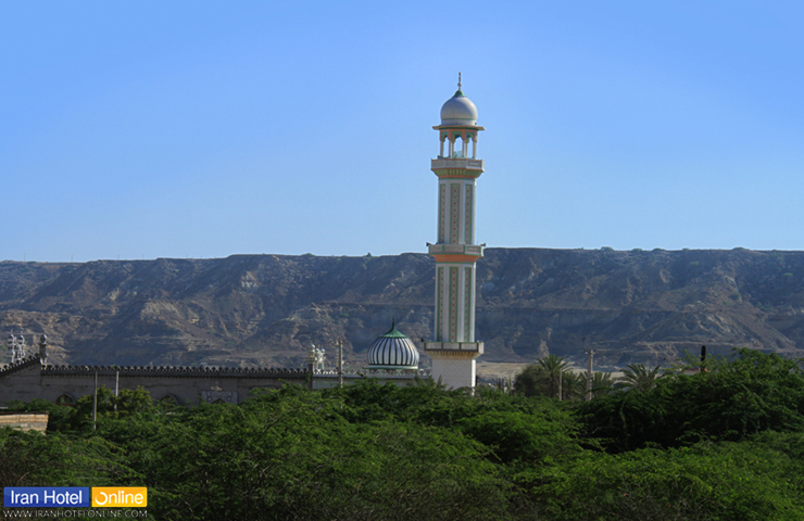عکسی از مناره‌ی بلند و سفید رنگ روستای تیس از جاهای دیدنی چابهار
