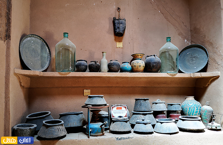 جاهای دیدنی یزد با عکس و آدرس 23 اشیا و ظروف عتیقه و تاریخی به جا مانده از دوران مختلف در موزه سکه و مردم شناسی