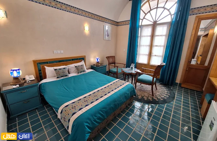 جاهای دیدنی یزد با عکس و آدرس 2 تصویری زیبا از اتاق دو نفره با دکوراسیونی به رنگ فیروزه و سنتی