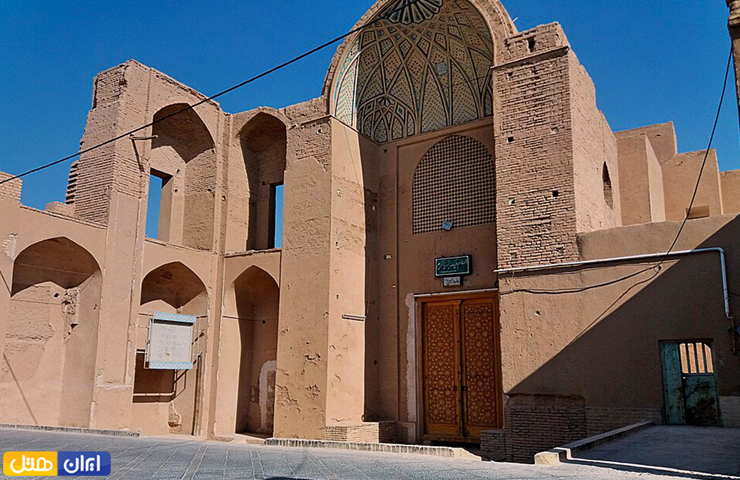 جاهای دیدنی یزد با عکس و آدرس 32 عکسی از نمای آجری با معماری چشمنواز و درب چوبی از آرامگاه سید شمس الدین در یزد