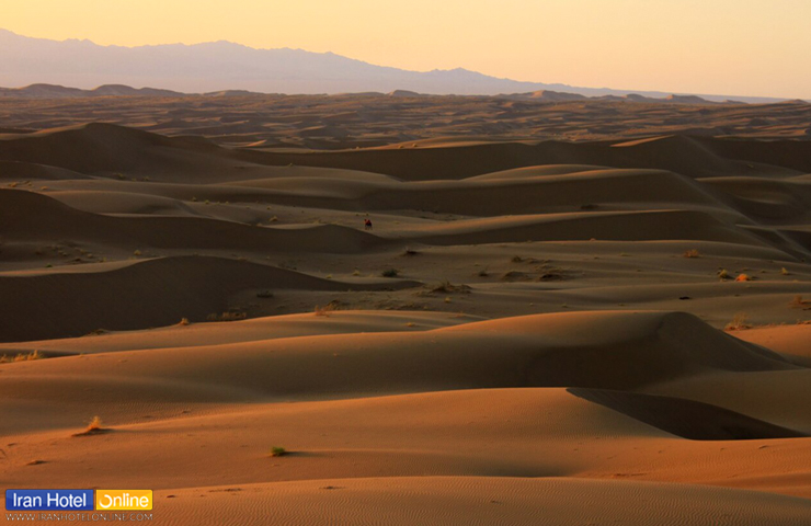 تصویری زیبا از تپه های شنی در غروب آفتاب دشت کویر ایران