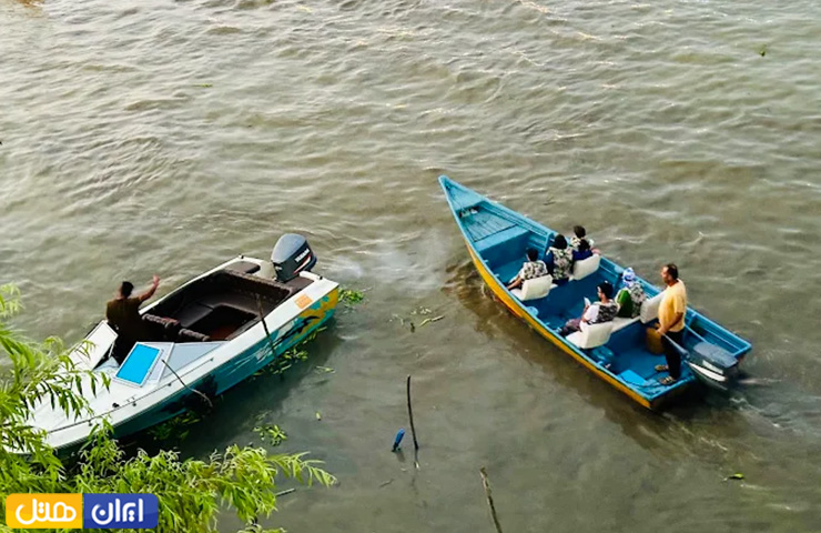 جاهای دیدنی بندر انزلی، سرزمین مردابهای آرام و رودهای روان 13 قایقهای تفریحی و گردشگرانی که در رودخانه زیر پل غازیان مشغول تفریح هستند