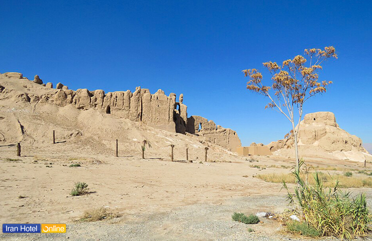 جاهای دیدنی کرمان؛ معرفی باغها، کویرها و جذابیتهای کرمان 29 عکسی از بقایای بنای تاریخی قلعه دختر در یکی روز پاک با آسمان آبی