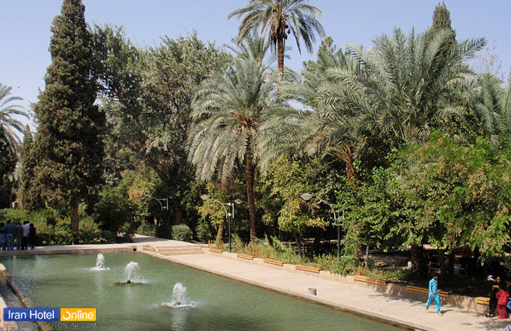 نمایی دلنشین از استخر بزرگ در میانه باغ گلشن و طبیعت سرسبز اطراف آن