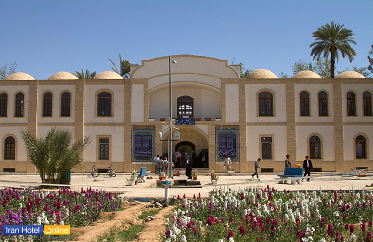 نمایی زیبا از عمارت سفید رنگ و باغ دلنشین گلشن طبس از جاهای دیدنی طبس