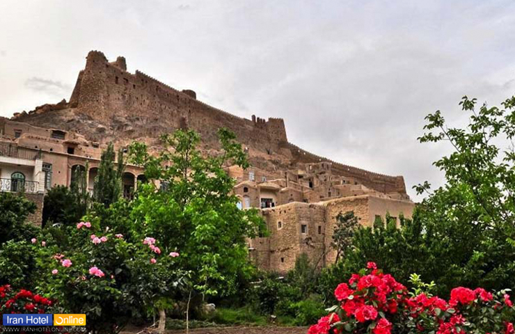 نمایی زیبا و چشم نواز از قلعه فورک بیرجند در کنار طبیعت سرسبز بهاری