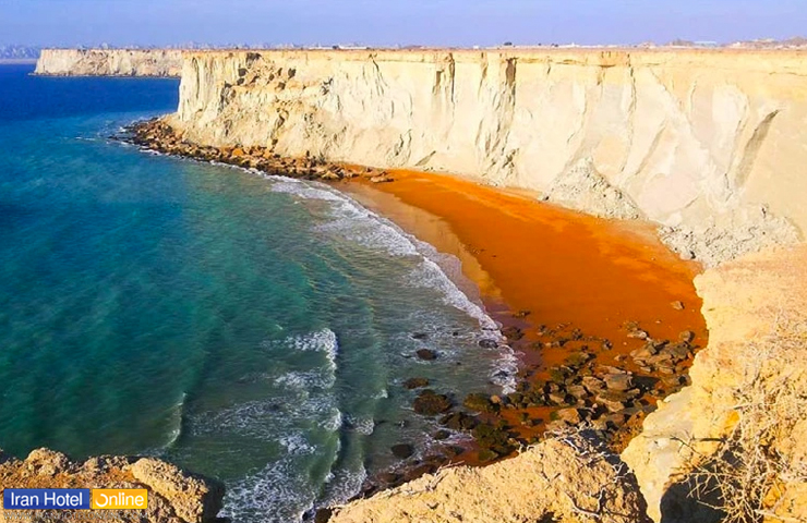 عکسی رویایی و جذاب از ساحل رنگی خلیج چابهار با صخره‌های بلند 