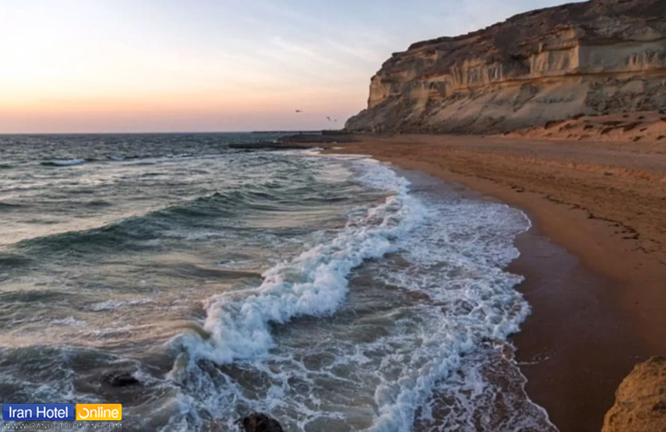 ساحل مواج و دلنشین خلیج پزم از جاهای دیدنی چابهار