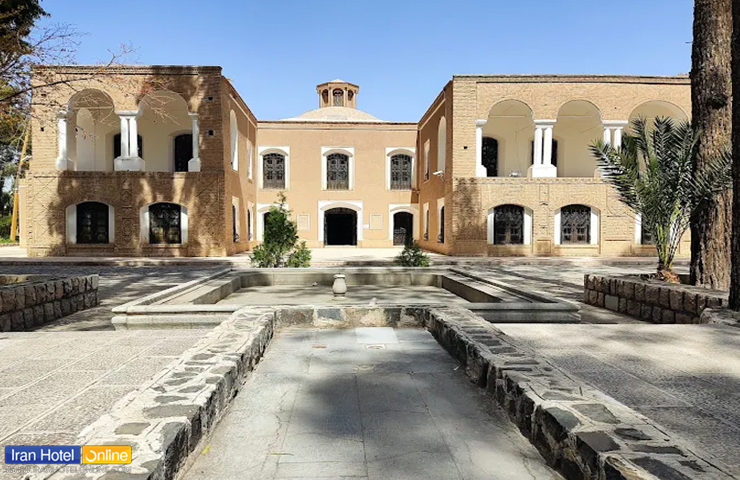 جاهای دیدنی کرمان؛ معرفی باغها، کویرها و جذابیتهای کرمان 33 نمایی از معماری زیبای عمارت تاریخی در دل باغ هرندی کرمان