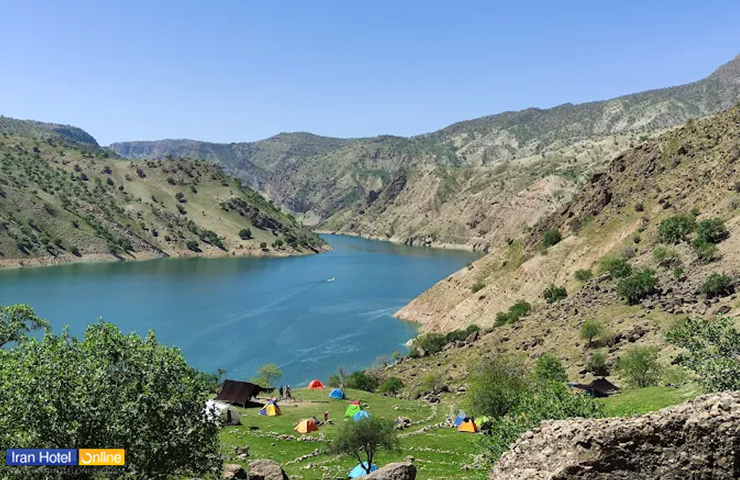 دشت هلن کجاست؟ معرفی جاذبههای منطقه حفاظت شده هلن 10 گردشگرانی که در آغوش دشت هلن به تفریح و کمپینگ پرداختهاند