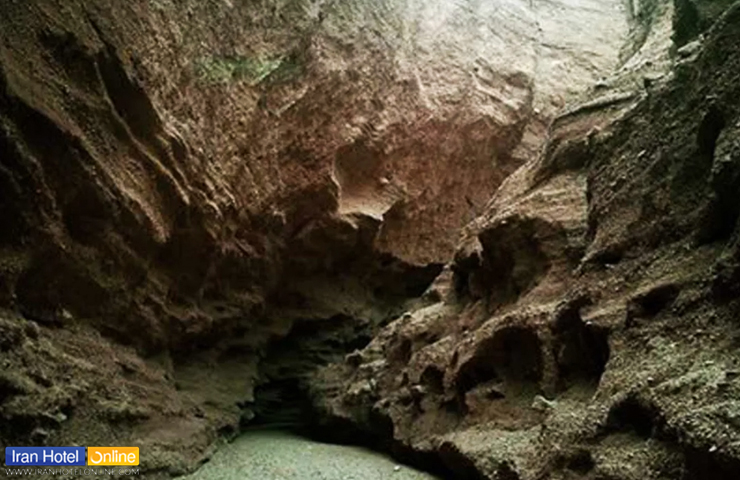 تصویری از صخره‌های سخت غار حلوان در دل کویر حلوان از جاهای دیدنی طبس