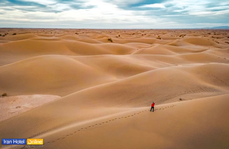 گردشگرانی که مشغول کویرنوردی در دل طبس هستند