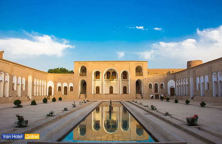 جاهای دیدنی کرمان؛ معرفی باغها، کویرها و جذابیتهای کرمان 27 تصویری زیبا از حیاط دلنشین و ساختمان خانه تاریخی حاج آقا کرمان