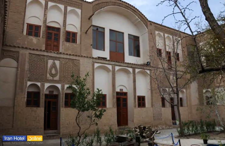 عکسی از خانه دو طبقه اعتمادنیا با در و پنجره‌های چوبی از جاهای دیدنی بیرجند