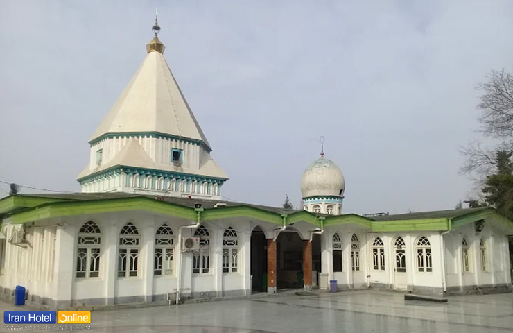نمایی زیبا از ساختمان سفید با گنبدی متفاوت و حیاطی دلنشین از امام زاده ابراهیم آمل
