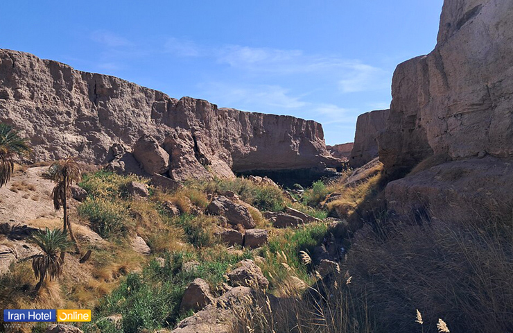 جاهای دیدنی کرمان؛ معرفی باغها، کویرها و جذابیتهای کرمان 25 تصویری زیبا از دره پهناور کشیت و آبشار و طبیعت سرسبز در میانه آن