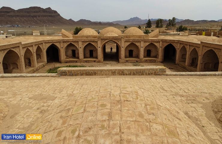 تصویری زیبا از نمای اتاق‌های کاروانسرای کلمرد یا خان طبس با معماری آجری از جاذبه های تاریخی طبس