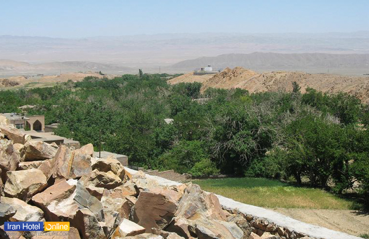 نمایی زیبا از روستای خراشاد با باغ‌های سرسبز از جاذبه های طبیعی بیرجند