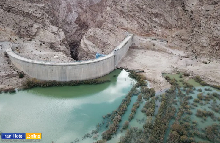 نمای زیبا و باشکوه از سد کریت و طبیعت سرسبز اطراف آن در همسایگی کویر