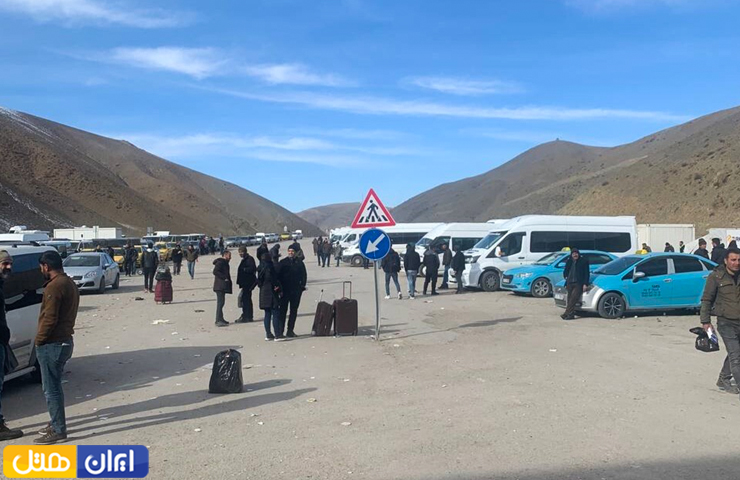مسافرانی که در مرز وان ترکیه منتظر تایید مدارک برای عبور هستند