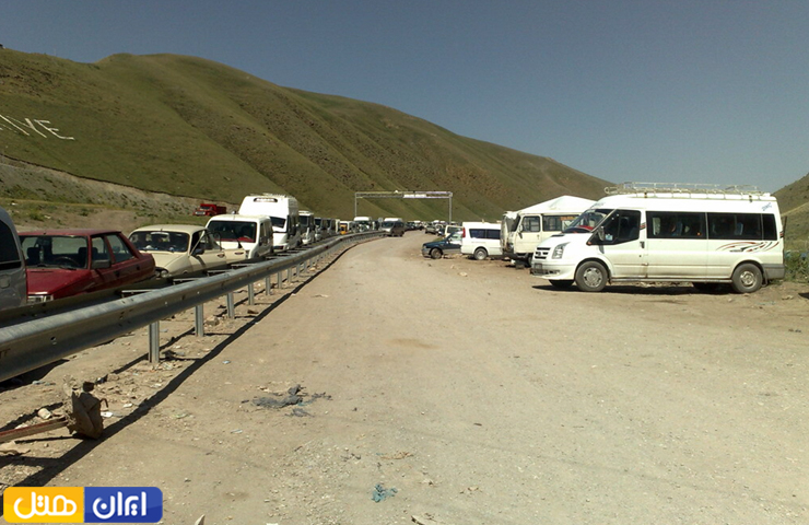 صف طولانی ماشین‌های شخصی و ون‌های مسافربری در مرز زمینی ایران و ترکیه