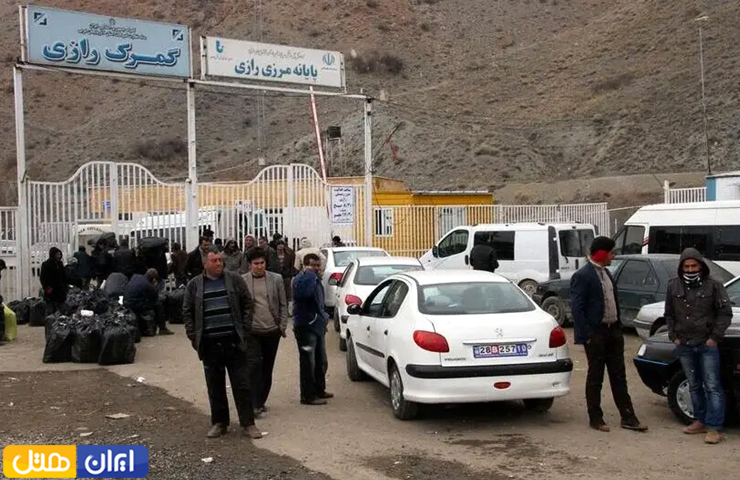مسافرانی که در مرز رازی برای ورود به شهر وان منتظر چک کردن مدارک هستند