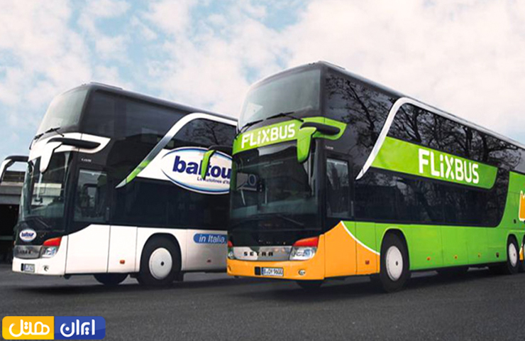 عکسی از دو اتوبوس گردشگری به رنگ سبز و سفید