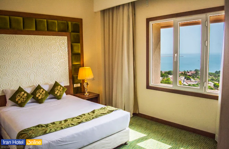 عکسی از نمای دلنشین اتاق دونفره هتل لیپار با پنجره‌ای رو به دریای عمان
