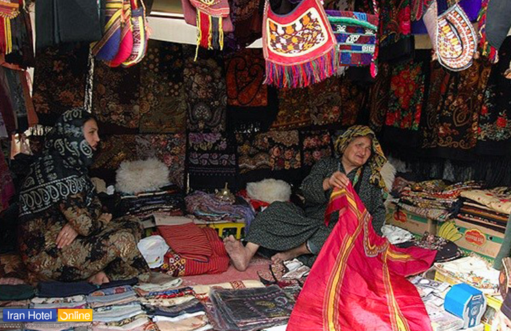 جاهای دیدنی ترکمن صحرا گلستان، دشتهای سرسبز و خیال انگیز! 12 زن ترکمن در حال فروش صنایع دستی در بازار محلی