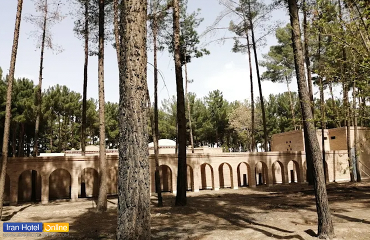 تصویری از درختان بلند باغ معصومیه و عمارت زیبای تاریخی از جاهای دیدنی بیرجند