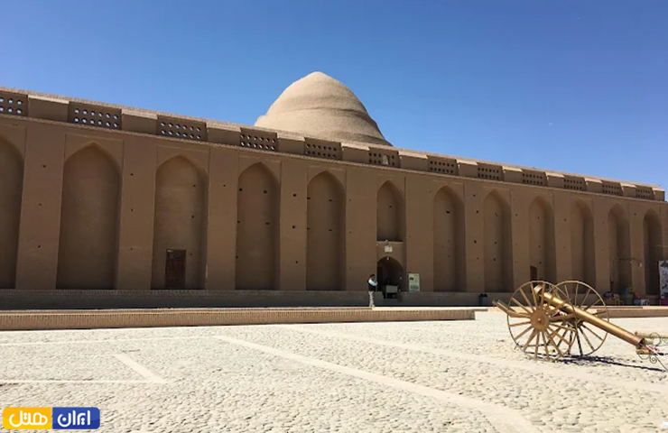 جاهای دیدنی یزد با عکس و آدرس 33 نمایی از محوطه بنای آجری تاریخی یخچال میبد یزد