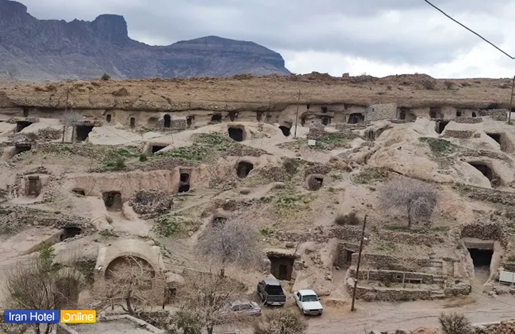 عکسی زیبا از روستای تاریخی میمند در دل صخره‌ها از جاهای دیدنی کرمان
