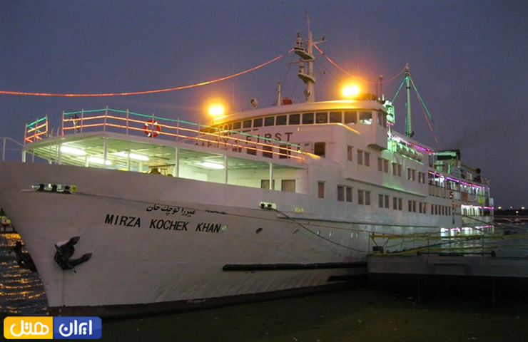 جاهای دیدنی بندر انزلی، سرزمین مردابهای آرام و رودهای روان 17 عکسی از کشتی تفریحی میرزا کوچک خان در شب بر روی آبهای بندر انزلی