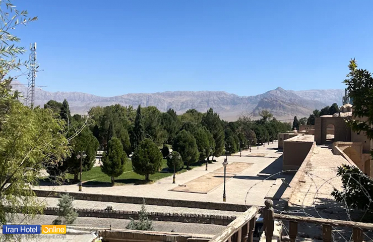 جاهای دیدنی کرمان؛ معرفی باغها، کویرها و جذابیتهای کرمان 23 تصویری از فضای سبز باغ متولی باشی کرمان