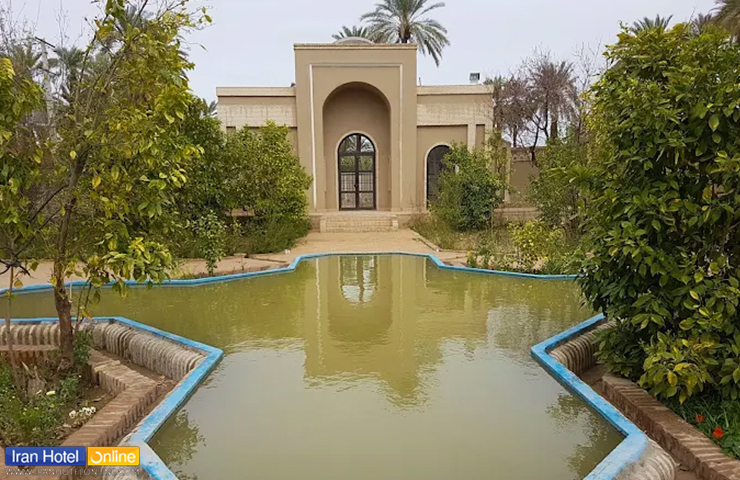 حوض زیبای پر آب در حیاط ساختمان قدیمی موزه مردم شناسی