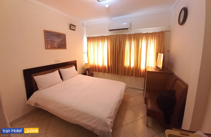 تصویری از اتاق دو نفره هتل نقش شاپور داراب با فضای دلنشین و تمیز
