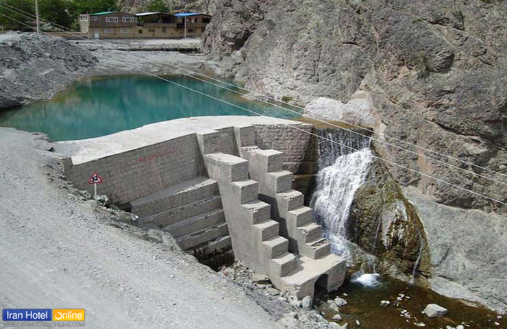 بند عمر شاه از جاهای دیدنی بیرجند به شکل استخری عمیق با پله‌های بلند در کنار کوه