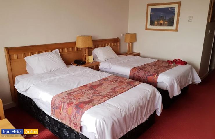 جاهای دیدنی کرمان؛ معرفی باغها، کویرها و جذابیتهای کرمان 3 عکسی از اتاق دو تخته هتل پارس از بهترین هتل های کرمان برای اقامت