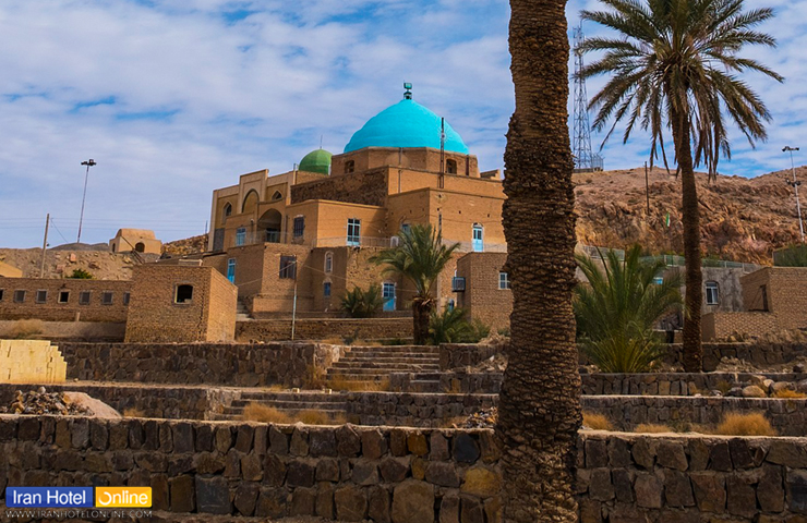 نمایی زیبا از گنبد فیروزه‌ای و معماری پلکانی گنبد پیر حیات طبس از جاذبه های دیدنی این شهر