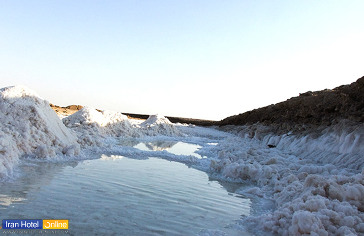 بلورهای زلال نمک بر روی رودخانه کال نمک طبس
