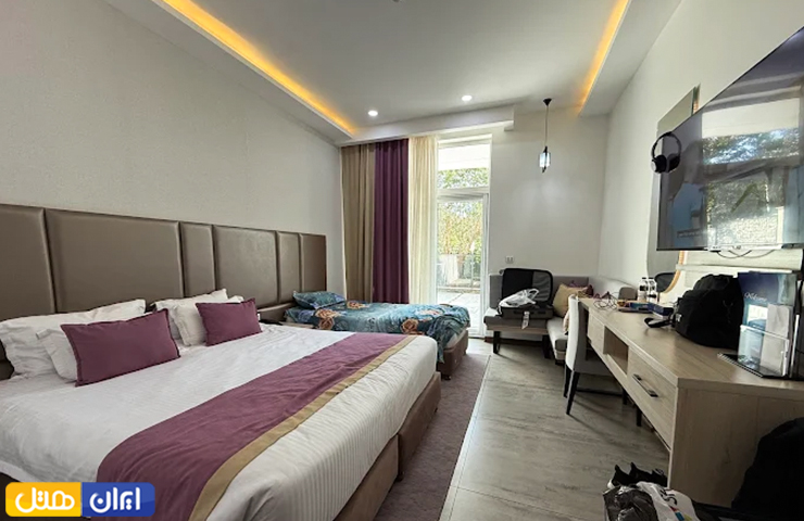 جاهای دیدنی بندر انزلی، سرزمین مردابهای آرام و رودهای روان 3 تصویری از اتاق سه نفره با امکانات در هتل سفید کنار بندر انزلی