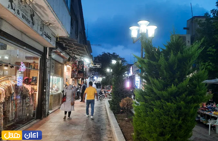 مراکز خرید بندر انزلی؛ معرفی بازارها و پاساژهای انزلی + عکس 18 گردشگرانی که مشغول پیاده روی و بازارگردی در خیابان سپه بندر انزلی هستند