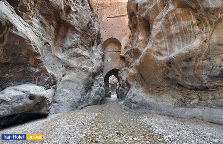 عکسی زیبا از سد شاه عباسی و آب زلالی که بر زیر طاق آن روان است