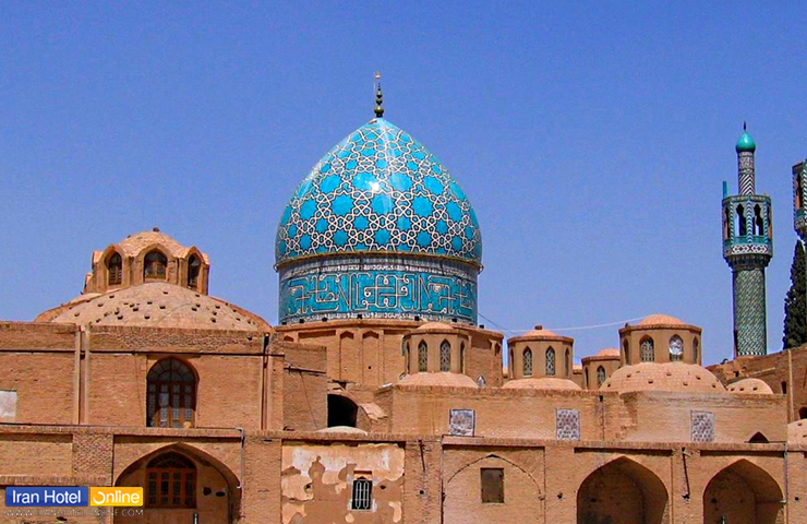 جاهای دیدنی کرمان؛ معرفی باغها، کویرها و جذابیتهای کرمان 22 بنای آجری با گنبد آإی رنگ و کاشی کاری چشم نواز از مقبره شاه نعمت اله ولی